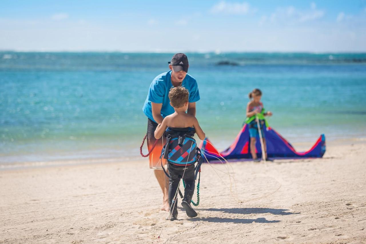 Constance Prince Maurice Poste de Flacq Kültér fotó A kiteboarding instructor with a student