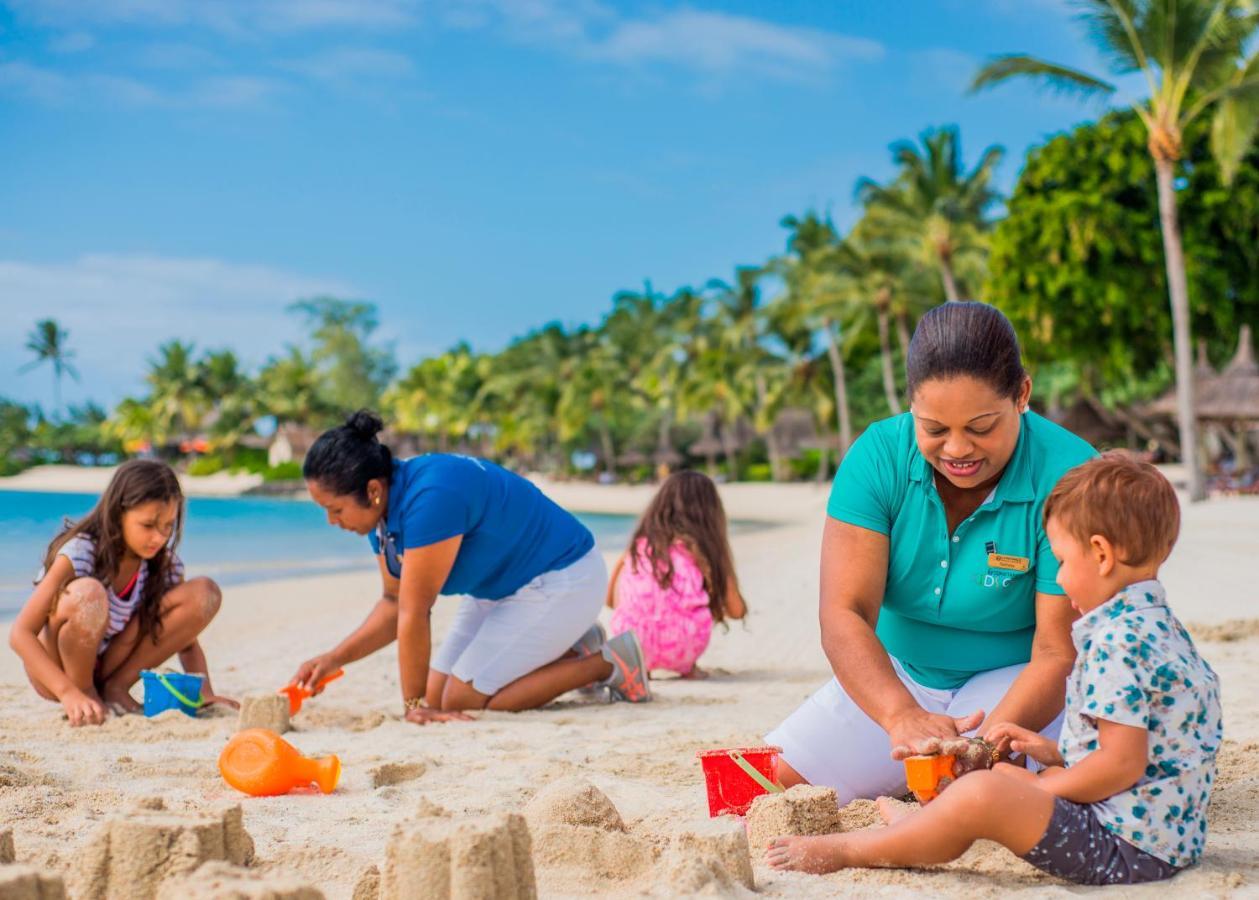 Constance Prince Maurice Poste de Flacq Kültér fotó Families on the beach at the Sheraton Resort Fiji