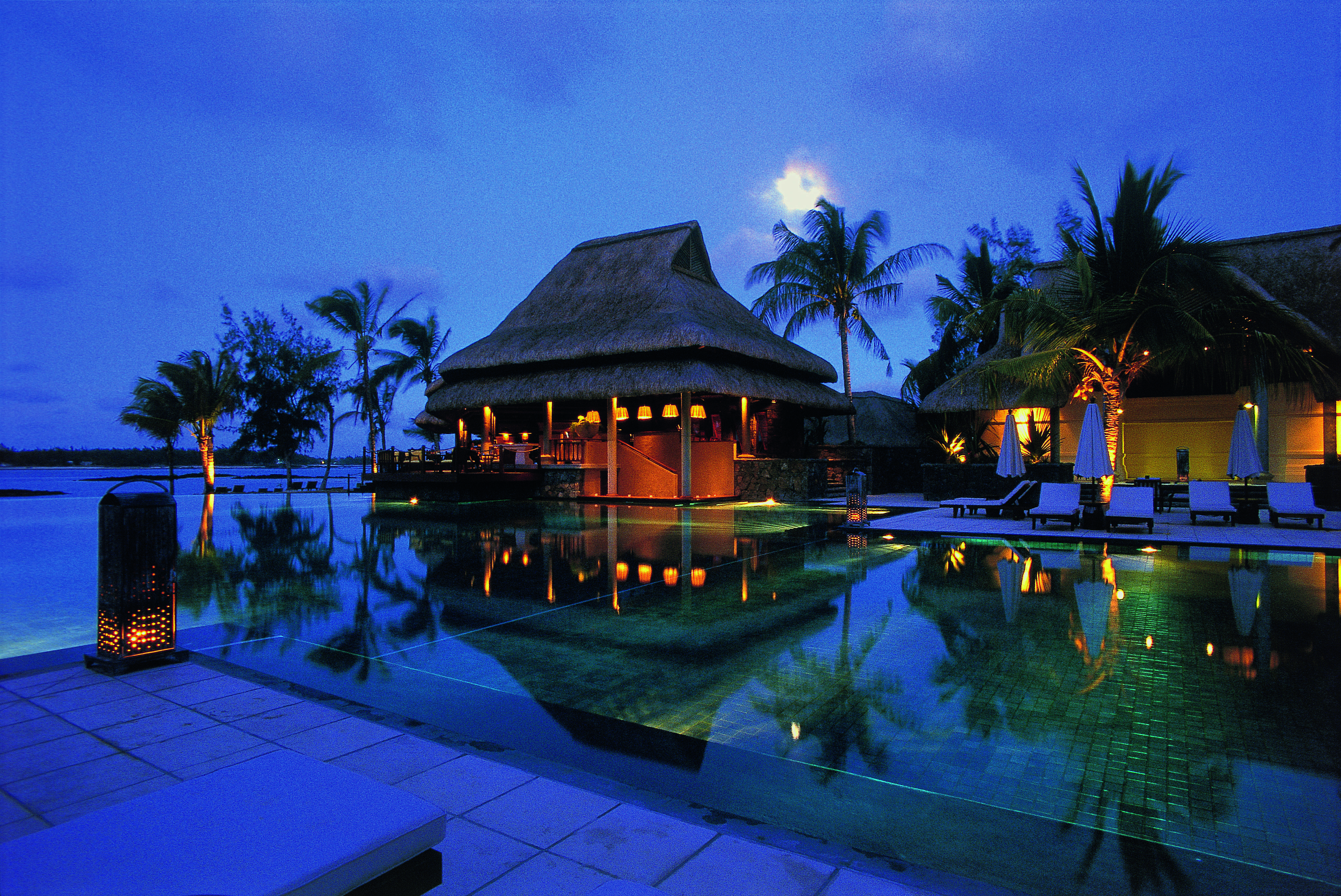 Constance Prince Maurice Poste de Flacq Kültér fotó The resort at night