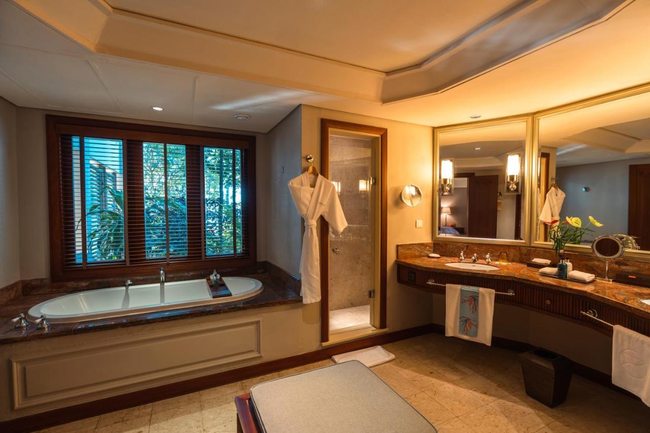 Constance Prince Maurice Poste de Flacq Kültér fotó A bathroom in a hotel