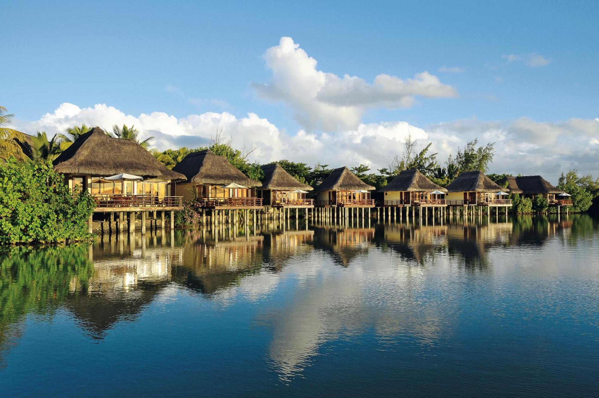Constance Prince Maurice Poste de Flacq Kültér fotó Overwater bungalows at the resort